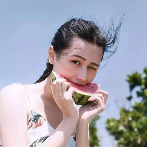 女生头像真人吃瓜图,揭秘网红美女的真实吃瓜瞬间