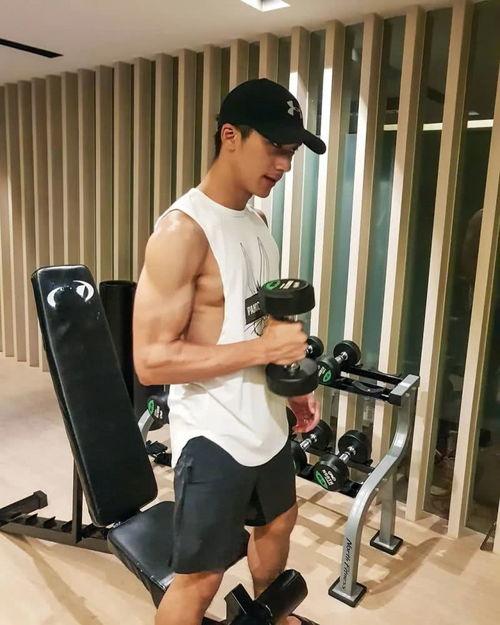 推特网红体育生视频,展现惊人身材与运动魅力！”