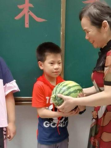 学生送老师瓜,师恩难忘——学生送瓜感恩师情